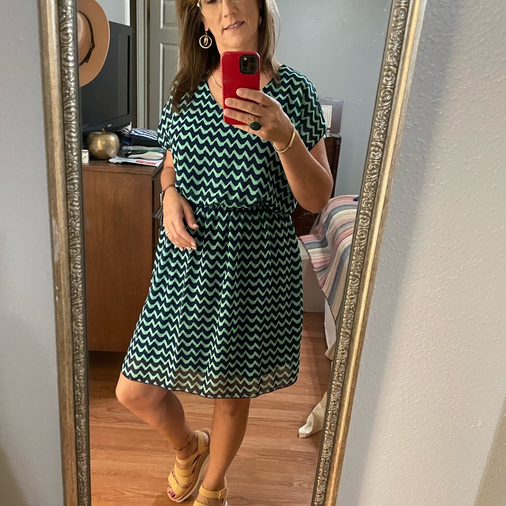 Above the knee dress in blue and green chevron print. Lined short sleeves